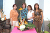 26092009 Algunas socias del Club de Jardinería Alhelí: Marú, Carmelita y Rosy con su invitada Gaby, en su reciente reunión.
