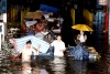 Las imágenes televisadas muestran decenas de filipinos desplazándose en botes de plástico o improvisadas balsas, entre coches abandonados y sumergidos, habitantes con el agua hasta el cuello, otros cruzan pasos de peatones con el agua por las rodillas.
