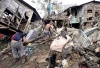 Hay filipinos que vivieron subidos en el techo de sus viviendas casi completamente sumergidas a la espera de que apareciese ayuda.