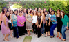 26092009 Eliana Zamora de la Cruz junto a un grupo de amistades, en la fiesta de canastilla organizada en su honor.