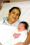 23092009 Víctor Alejandro Salazar Sánchez, en los brazos de su mamá Karen Sánchez.