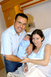 23092009 En familia. Sebastián Aguilar García, junto a sus papás Esteban Aguilar y Fabiola García.