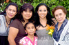 24092009 Siria en compañía de las organizadoras de su despedida de soltera, sus tías, Rocío y Mayra González; su abuelita, Ale Martínez y su prima, Kenya Medina González.