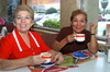 23092009 ¡Qué rico café! María Elena Rodríguez y Rosa Rodríguez.