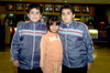 27092009 Entre hermanos disfrutaron. Evaristo, Michelle e Iván Estrello Canales.