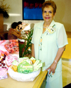 17092009 Tania Ortiz junto a una mesa decorada al estilo mexicano con antojitos y dulces típicos.