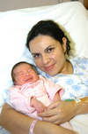 29092009 ¡Fue niña!. Penélope Miranda abrazadita de su mamá Rocío García López.