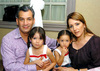 30092009 Arturo Torres Nazar y Alicia Cárdenas de Torres con sus hijas Mariana y Ángela Torres Cárdenas.
