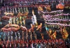 Un desfile de ornamentadas carrozas, flanquedas por más de 100 mil personas, celebraban la revolución comunista y las Olimpiadas de Beijing.