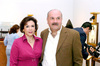 01102009 Carlos Salmón Garza y Alejandra Aguilar Vilardell en una reunión organizada por sus amigos.