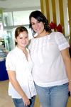 01102009 Olga Villarreal y Pily Macías asistieron a la fiesta de canastilla de Odila de Fernández.
