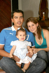 02102009 Valeria y Octavio Durán con su hijito Octavio.