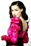 Dita Von Teese, nació el 28 de septiembre de 1972 en Rochester, Míchigan y es una modelo erótica, actriz y bailarina de burlesque estadounidense.