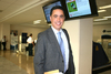 03102009 México. Guillermo Anaya, muy contento en la sala del aeropuerto.