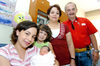 06102009 Nuevamente mamá. Verónica Macías de González con su bebita Fernanda, su hija mayor Mariana y los abuelitos de la preciosa recién nacida.