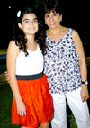 06102009 Isabela Villarreal Anaya junto a su mamá, Sra. Elsa María Anaya, el día de su fiesta.