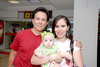 10102009 Viajeros. Víctor Corona y Karen Román de Corona, con la pequeña Fernanda en brazos.