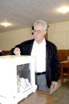 El candidato del PAN, Jesús de León Tello, sale de la mampara luego de haber tachado la boleta electoral en la casilla instalada en el ejido La Unión.