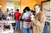 Un funcionario de la casilla ubicada en el Instituto Cumbres de la colonia El Fresno entrega al candidato del PRI, Eduardo Olmos, la credencial de elector luego de emitir el voto.