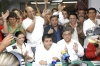 Chuy de León (der.) reconoció su derrota ante los medios de comunicación y posó sonriente para las cámaras, le acompaña Luis Fernando Salazar, delegado de Sedesol.