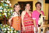 17102009 Jenny compañada por las organizadoras de su fiesta de canastilla: Jéssica Robles, Yolanda A. de Robles y Janeth Robles.