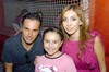 21102009 Nina Santos de Muñoz junto a sus hijos Ray y Valeria Muñoz Santos, disfrutaron de reciente festejo infantil.