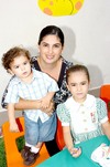21102009 Nina Santos de Muñoz junto a sus hijos Ray y Valeria Muñoz Santos, disfrutaron de reciente festejo infantil.