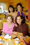 21102009 Diana Berenice Flores de Saucedo junto a sus familiares el día de la fiesta de canastilla organizada en su honor.