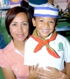 22102009 Sandra Aldape con su hijo Miguel Montero.