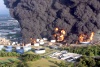 Once tanques de la refinería de petróleo de la empresa Caribbean Petroleum Corporation (CAPETO registraron varias explosiones que originaron un enorme incendio que puede causar uno de los peores desastres medioambientales en la isla, según informaron las autoridades locales.