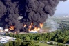 Once tanques de la refinería de petróleo de la empresa Caribbean Petroleum Corporation (CAPETO registraron varias explosiones que originaron un enorme incendio que puede causar uno de los peores desastres medioambientales en la isla, según informaron las autoridades locales.