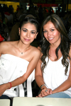 09102009 Espectadoras. Vanessa y Brenda González.