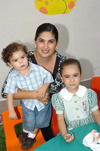 24102009 Nina Santos de Muñoz con sus hijitos.