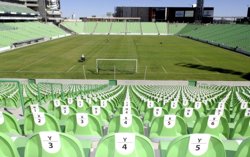 Mientras que miles de laguneros despiden con nostalgia a la 'Casa del Dolor  Ajeno', el viejo y obsoleto pero muy querido Estadio Corona, la atención se  centra en el nuevo campo de