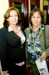 29102009 Magdalena González con la conferencista Adriana Galván.