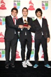 El cantante español Enrique Iglesias (d), presenta al Personaje del Año según la Academia Latina de la Grabación, el cantautor mexicano Juan Gabriel (i), durante la ceremonia de entrega de los Premios Grammy Latino 2009 que se lleva a cabo en Las Vegas, Nevada.