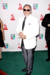 El cantante español Enrique Iglesias entregó el premio a la Personalidad del Año a Juan Gabriel, señalo que por la importancia del evento tuvo que ponerse traje y corbata, lo que no acostumbra.