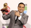 El cantante y compositor puertorriqueño Robi Draco Rosa posa con su Grammy, en la categoría Mejor Álbum de Rock en Solitario por 'Teatro'.