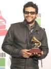 El cantante y compositor puertorriqueño Gilberto Santa Rosa posa con su Grammy, en la categoría Mejor Álbum Tropical Tradicional por 'Una Navidad con Gilberto'.