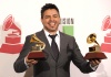 El cantante y compositor puertorriqueño Robi Draco Rosa posa con su Grammy, en la categoría Mejor Álbum de Rock en Solitario por 'Teatro'.