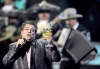 El cantante nicaragüense Luis Enrique posa con sus reconocimientos.