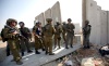 Activistas israelíes derribaron un trozo del muro erigido por Israel en el territorio palestino de Cisjordania con motivo del veinte aniversario de la caída del que dividía Berlín.