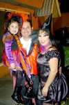 05112009 Mario Fernández festejó su cumpleaños con una reunión de disfraces junto a su esposa Norma Leticia Serrano de Fernández y su hija Joselyn.
