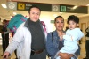 07112009 César Vallarta León llegó de Guadalajara y fue recibido por Araceli Moreno y Ángel Emanuel Vallarta Moreno.