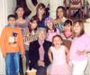 08112009 La festejada en compañía de sus nietos: Rafael, Lourdes, Mili, Mariana, Ivana, Georgina, Gaby, Mary Tere y Zafiro.