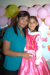 14112009 Astrid Anette Gómez Esparza lució como princesa en su quinto cumpleaños junto a su mamá Perla Esparza Ochoa.