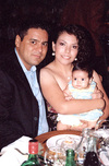 10112009 Kamila Canales Flores junto a sus papás, Sres. Roberto Canales Córdova y Claudia Flores Rodríguez, en reciente festejo.