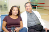 12112009 En espera. Verónica Luviano y Javier Holguín, en espera de su hija que llegaría de la Ciudad de México.