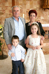 15112009 Rafael y Sonia Revuelta con sus nietos Rudy y Paola Walss.