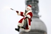Preparan compras. Un hombre vestido de Santa Clós promueve el tradicional mercado navideño en Berlín, Alemania.